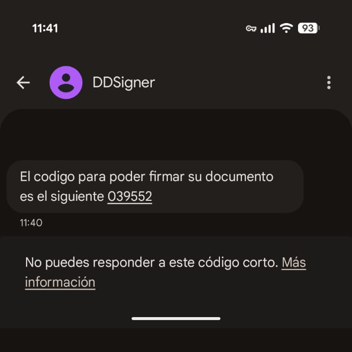 Captura de pantalla de un mensaje de texto de DDSigner con un código de verificación para firmar un documento.